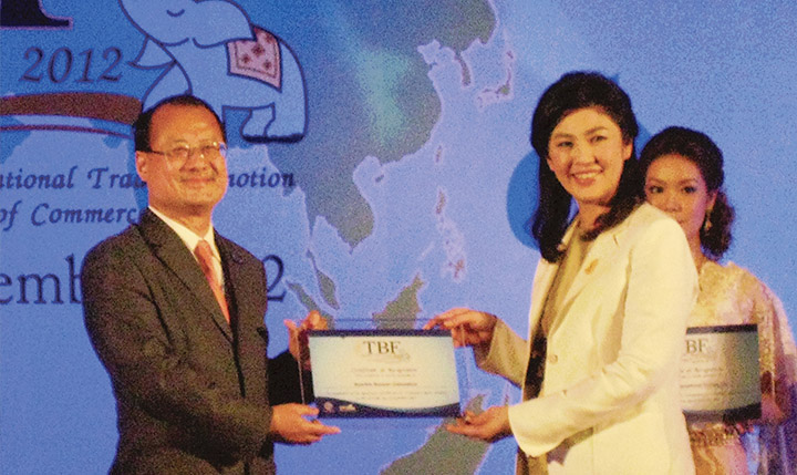 时任泰国总理英拉•西那瓦向联盟主席蔡冠深颁发友好伙伴奖