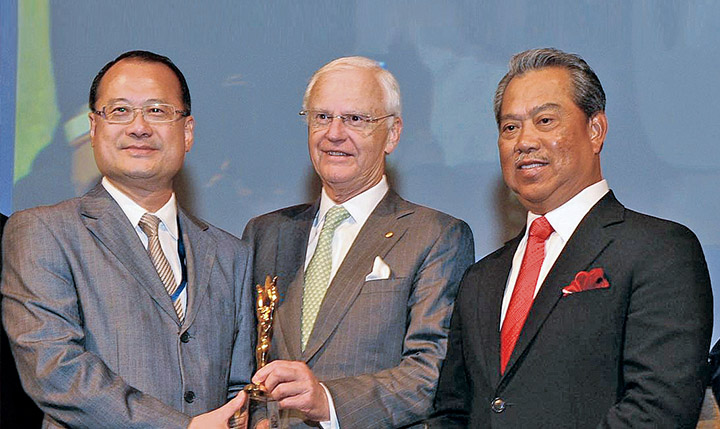 联盟主席蔡冠深与时任马来西亚副总理穆希丁(右)在颁奖典礼上
