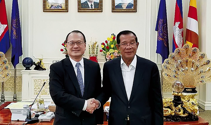 柬埔寨首相洪森在首相官邸会见联盟主席蔡冠深，高度肯定其对柬埔寨投资和社会的贡献