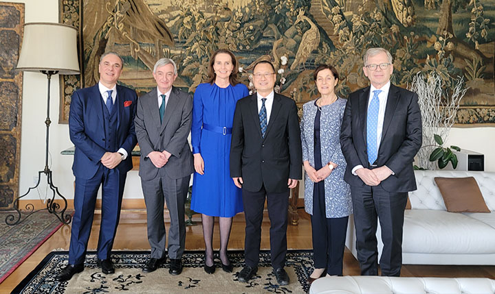（左起）意大利前大使Luca Ferrari、西班牙大使德斯卡亚、挪威大使白思娜、蔡冠深博士、以色列大使潘绮瑞、瑞士大使罗志宜