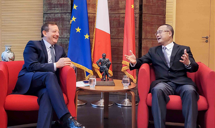 蔡冠深访问法国驻华大使馆,与新任法国驻华大使白玉堂探讨进一步扩大文化、商贸合作