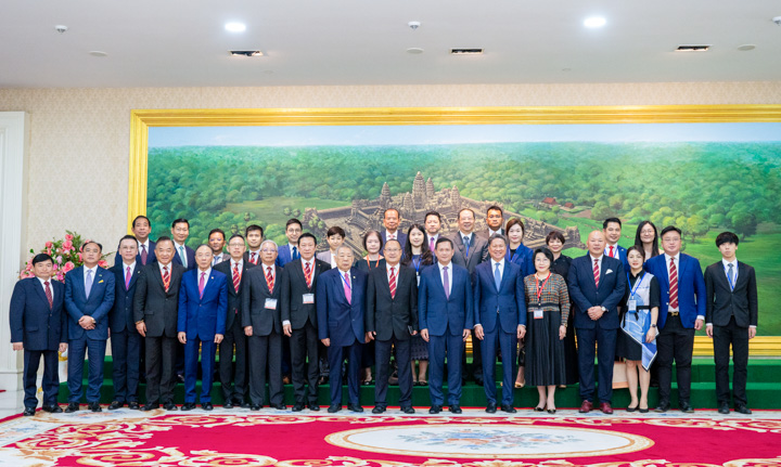 柬埔寨首相洪玛奈会见蔡冠深所率庞大代表团  副首相及11位部长出席